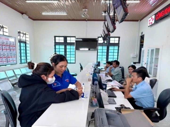 Tuổi trẻ, phụ nữ xã Đam Rông 4 tiên phong hỗ trợ người dân chuyển đổi số